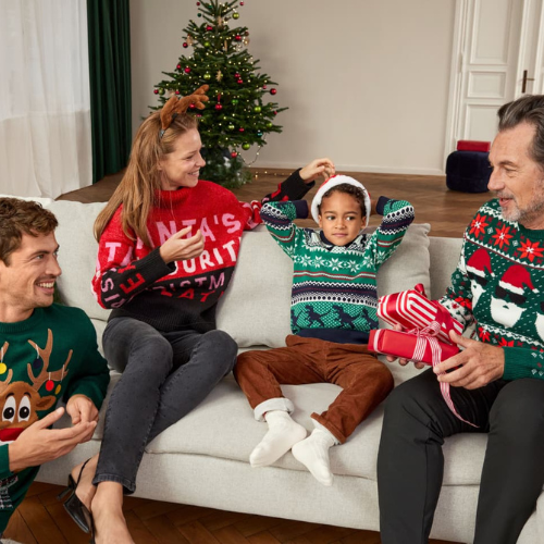 familia con ropa navideña image