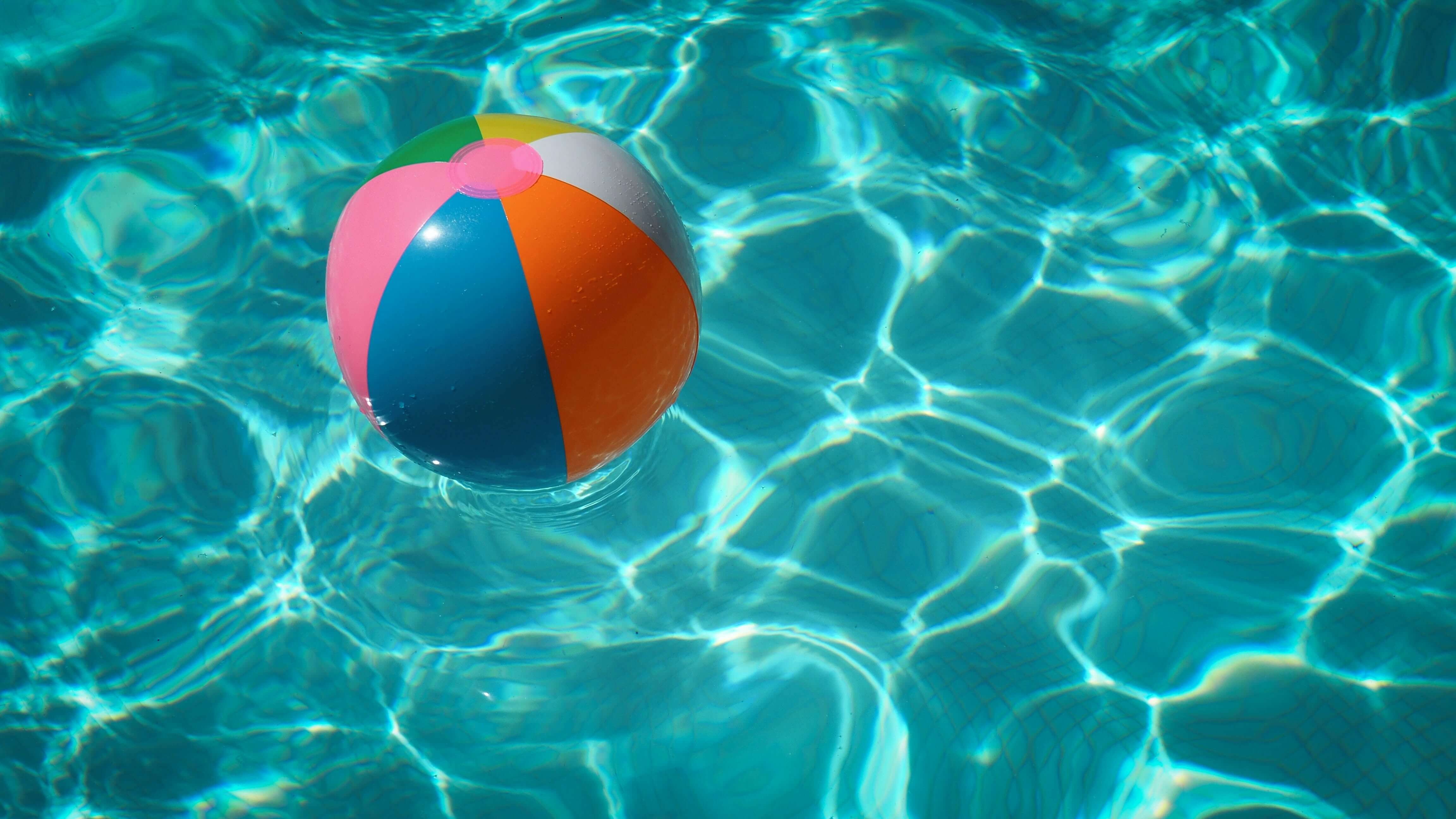 Image pelota en piscina