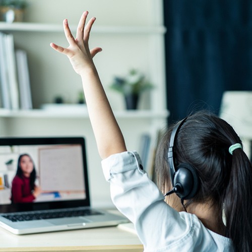 niña con cascos en clase virtual