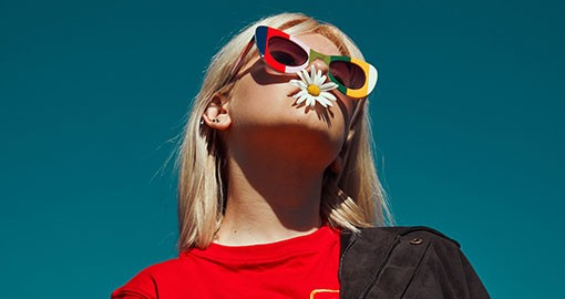 chica con gafas de colores