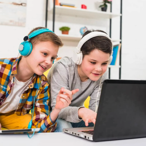 niños estudiando con ordenadores